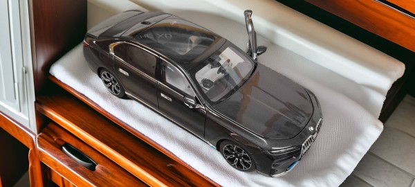 BMW Miniatur i7 1:18 Sammlermodell 80435A8F295