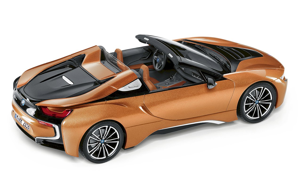 Модели 1 8. Модель 1/18 BMW i8 Roadster 2018. BMW i8 Roadster игрушка. Миниатюра BMW i8 Roadster. BMW 80422454785.